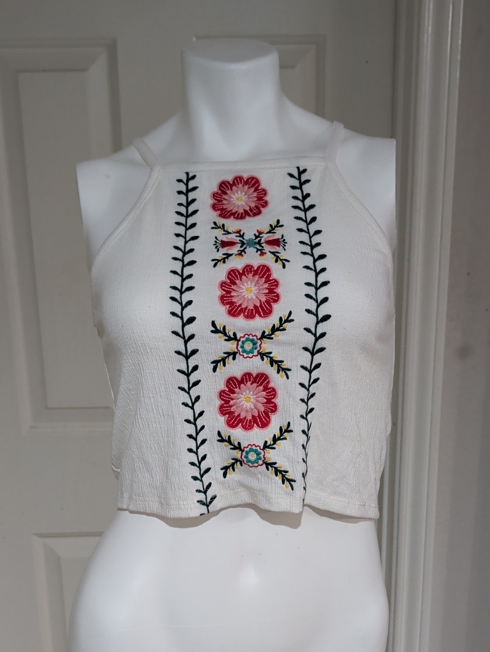 Forever 21 Floral Embroidery White Halter Crop Top Women's Medium